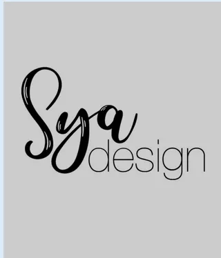 לוגו Sya Design בכתב יד שחור על רקע אפור